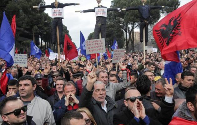 “Hφαίστειο” η Αλβανία: Η αντιπολίτευση καλεί σε πολιτική ανυπακοή – “Αν θέλετε πόλεμο, θα τον έχετε”
