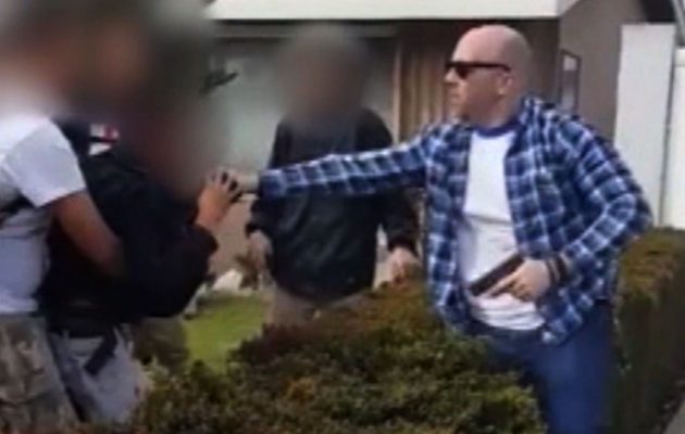 Bίντεο ΣΟΚ: Αστυνομικός στις ΗΠΑ πυροβολεί εναντίον 13χρονων (βίντεο)