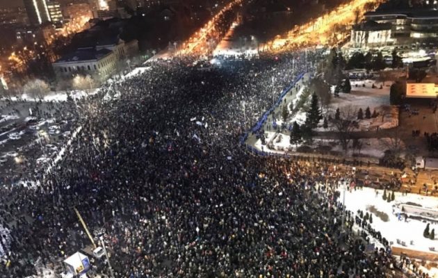 Ξεσηκωμός στη Ρουμανία – Χιλιάδες στους δρόμους κατά της διαφθοράς των πολιτικών (βίντεο)