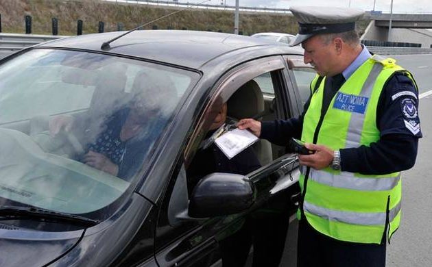 Αγρίεψε η Τροχαία: 30 συλλήψεις παράνομων οδηγών το Σαββατόβραδο