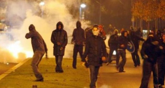 Άγριο ξύλο και συλλήψεις στα βόρεια προάστια του Παρισιού (φωτο+βίντεο)