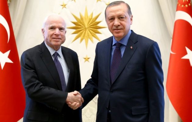 Διπλωματία της “πλάκας” από τον Ερντογάν – Συναντήθηκε με ορκισμένο εχθρό του Τραμπ