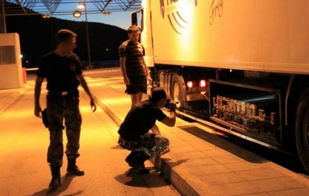 Διακινητής “τσέπωσε” 2.000 ευρώ από μετανάστες και τους παράτησε σε φορτηγό στην Πάτρα