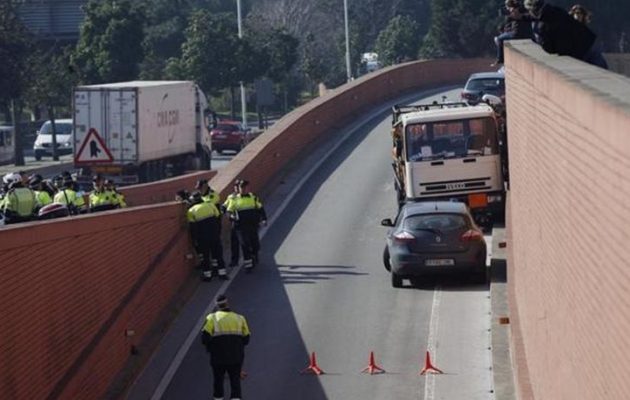 Τρελή πορεία κλεμμένου φορτηγού που μετέφερε βουτάνιο στη Βαρκελώνη (βίντεο)