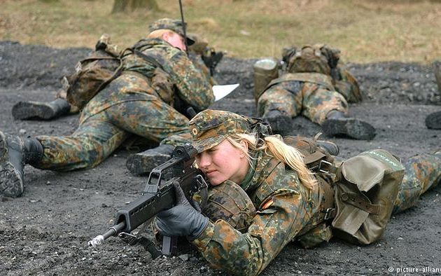 Γερμανοί εκπαιδευτές έγδυναν Γερμανίδες στρατιωτίνες και τις έβαζαν να τους… χορεύουν