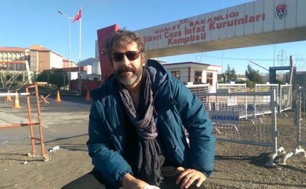 Ο δημοσιογράφος της Die Welt που φυλάκισε ο Ερντογάν γράφει πώς περνάει στο κελί
