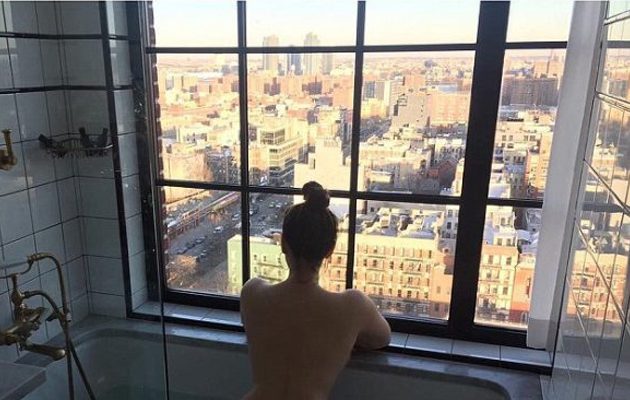 Ποια ηθοποιός απολαμβάνει γυμνή τη θέα από το μπαλκόνι της (φωτο)