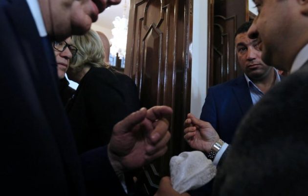 Η Λεπέν αρνήθηκε να φορέσει μαντίλα στον Λίβανο