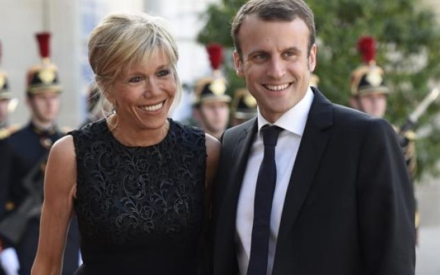 Ότι ο Εμανουέλ Μακρόν είναι “γεροντόφιλος” θεωρείται “γοητευτικό” στη νεοφιλελέ Γαλλία