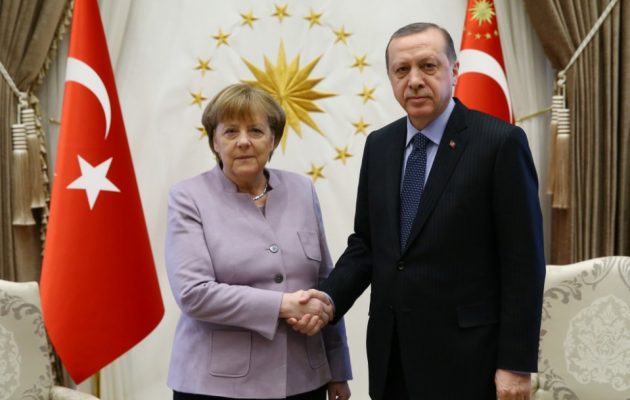 Ο Ερντογάν πρόσβαλε τη Μέρκελ σε ζωντανή μετάδοση: «Μην το ξαναπείς αυτό» της είπε