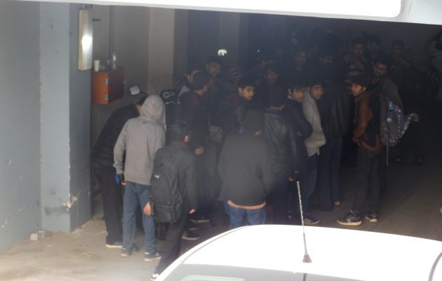 Στα κρατητήρια Χανίων οι διακινητές που έφεραν 60 λαθρομετανάστες στην Κρήτη