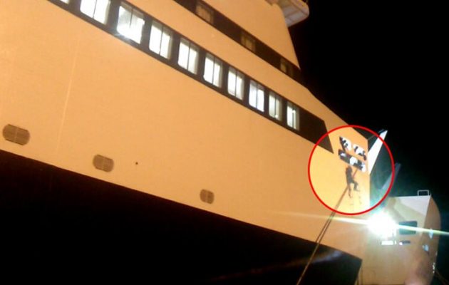 Mετανάστης προσπάθησε να μπει σε πλοίο σκαρφαλώνοντας στον κάβο (βίντεο)