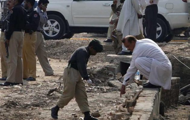 Τουλάχιστον τρεις νεκροί από επίθεση αυτοκτονίας σε δικαστήριο στο Πακιστάν