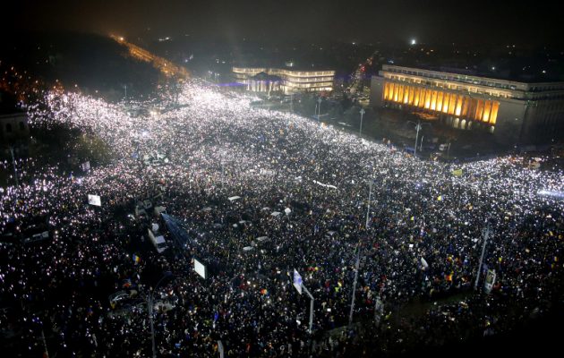 Στους δρόμους ξανά οι Ρουμάνοι παρά την απόσυρση του διατάγματος για τη διαφθορά