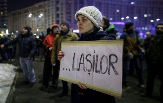Στους δρόμους οι Ρουμάνοι για την “αποποινικοποίηση” της διαφθοράς (βίντεο)