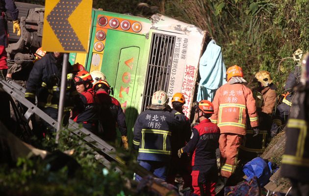 Tραγωδία στο Ταϊβάν: 32 νεκροί από ανατροπή τουριστικού λεωφορείου