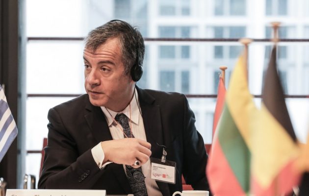 Θεοδωράκης στο Βερολίνο: Να πολεμήσουμε τον λαϊκισμό που απειλεί την Ευρώπη