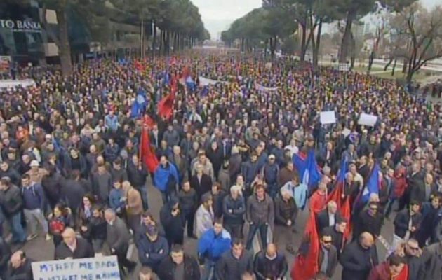 Ξεσηκωμός της αντιπολίτευσης στην Αλβανία: “Θα απομακρύνουμε τον Ράμα δια της βίας”