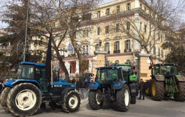 Με τρακτέρ οι αγρότες στο υπουργείο Μακεδονίας – Θράκης (φωτο+βίντεο)