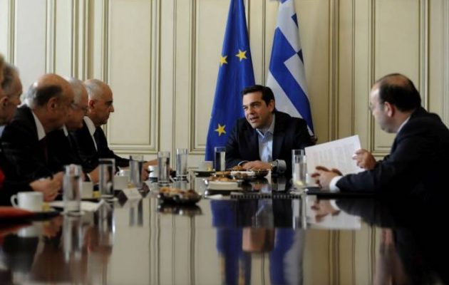 “Χέρι” Τσίπρα στους τραπεζίτες για ρευστότητα και κόκκινα δάνεια στα νοικοκυριά