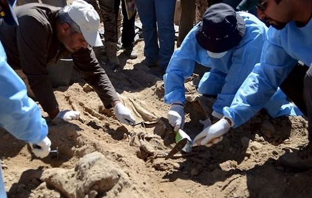 Βρέθηκαν 130 πτώματα ενόπλων ισλαμιστών σε ομαδικούς τάφους στη Συρία