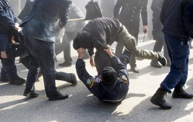 Άγριο ξύλο στα Γιάννενα – Συμπλοκές αστυνομικών – αντιεξουσιαστών (φωτο)