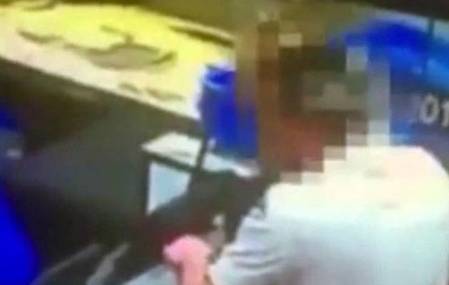 Ασυγκράτητο ζευγάρι το “έκανε” μπροστά στο ταμείο πιτσαρίας! (βίντεο)