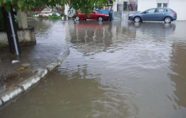 Πλημμύρισε η Πειραιώς – Διακόπηκε η κυκλοφορία από Χαμοστέρνας έως Πέτρου Ράλλη