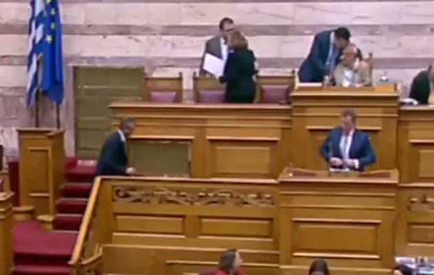 Άδωνις σε Κακλαμάνη: Ήρθα να σε χαιρετίσω για να μην λένε ότι είμαστε μαλωμένοι (βίντεο)