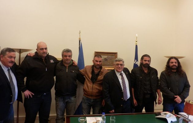 Ιδού οι αγρότες που τα “έσπασαν” στην Αθήνα και τoυς ξεπλένουν ως “δίκαια αγανακτισμένους”