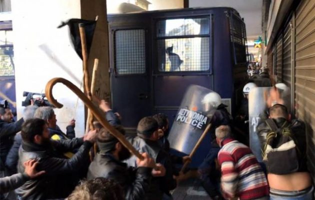 Ξύλο και χημικά στο αγροτικό συλλαλητήριο στην πλατεία Βάθη (βίντεο)