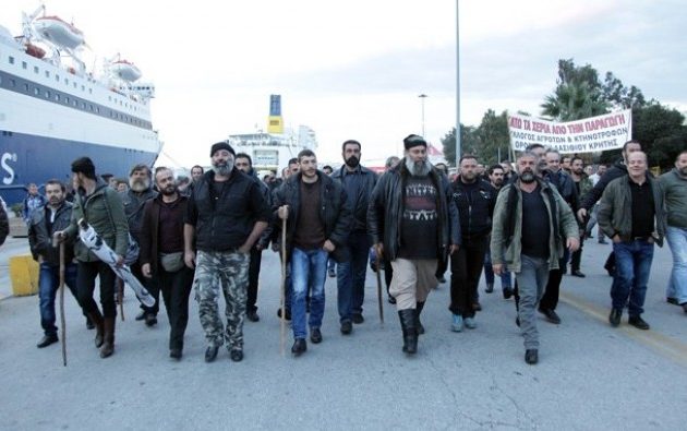 “Aπόβαση” αγροτών της Κρήτης στον Πειραιά – Συλλαλητήριο στην πλατεία Βάθη