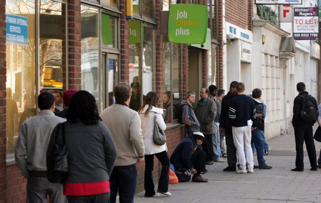Εντυπωσιακή μείωση της ανεργίας στη Βρετανία με ρεκόρ 40ετίας