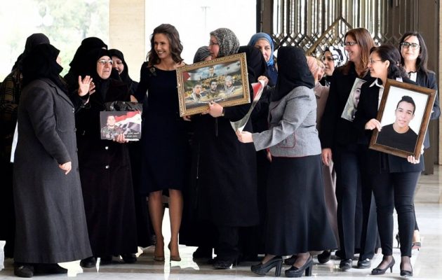 Συρία: Η Άσμα Άσαντ σε ρόλο “μητέρας του έθνους” (βίντεο)