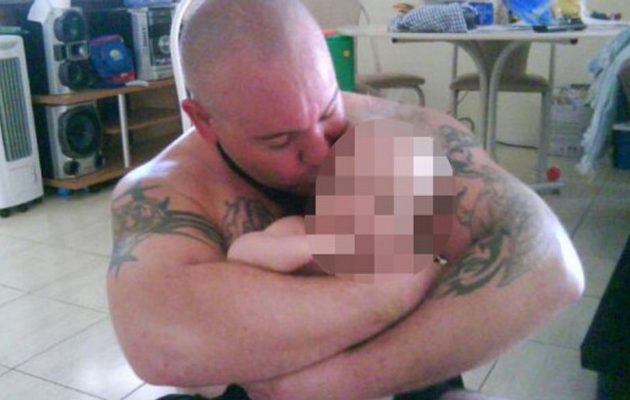 Έβαλε φωτιά στην 3χρονη κόρη γιατί ήταν… πολύ όμορφη