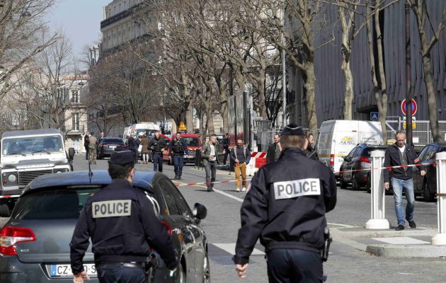 Έσκασε βόμβα στα γραφεία του ΔΝΤ στο Παρίσι – Έφτασε με φάκελο (βίντεο)