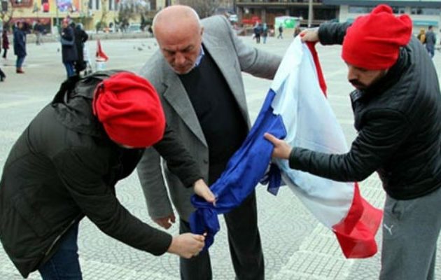 Οπαδοί του Ερντογάν μπερδεύτηκαν και έκαψαν τη γαλλική αντί την ολλανδική σημαία