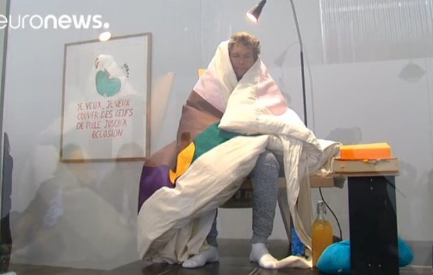 “Μοντέρνα Τέχνη”: Γάλλος “καλλιτέχνης” έγινε κότα και κλωσάει αβγά σε μουσείο