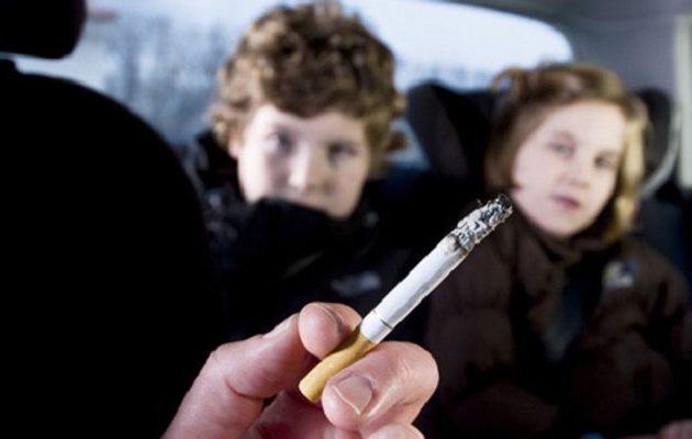 Tσουχτερά πρόστιμα σε όποιον καπνίζει μέσα σε όχημα που βρίσκονται παιδιά
