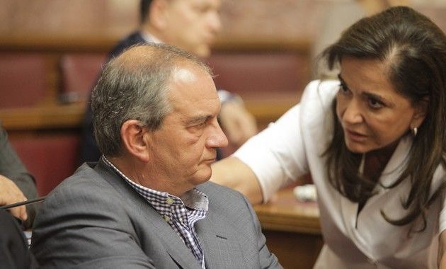 Γιατί η Ντόρα έσπευσε στον Καραμανλή – Τι φοβούνται στη ΝΔ