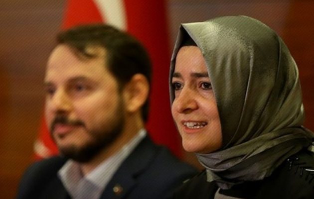 Επέστρεψε η Τουρκάλα Υπουργός στην Πόλη: “Οι Ολλανδοί μου φέρθηκαν απάνθρωπα”