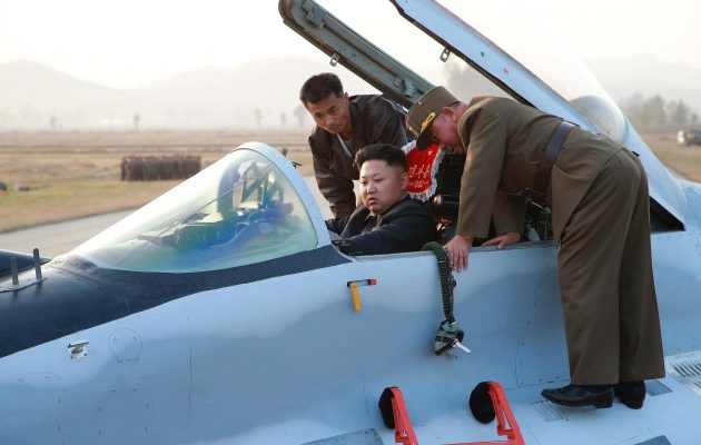 Βίντεο προπαγάνδας: Ο Κιμ Γιονγκ Ουν “καταστρέφει” αμερικανικό αεροπλανοφόρο (βίντεο)