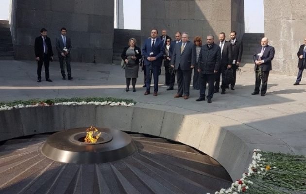 Έτσι χτίζονται οι συμμαχίες! Ο Κοτζιάς τίμησε τα θύματα της γενοκτονίας των Αρμενίων