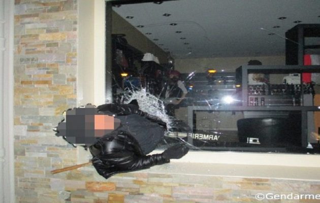 Η γαλλική αστυνομία “τρολάρει” ληστή που… σφήνωσε σε βιτρίνα κοσμηματοπωλείου