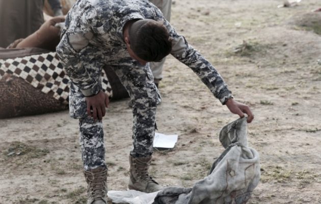 Ομαδικό τάφο με 24 νεκρούς, μεταξύ τους και παιδιά, βρήκαν οι Ιρακινοί στη Μοσούλη