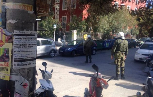 Επίθεση σε διμοιρία των ΜΑΤ έξω από το Πάντειο