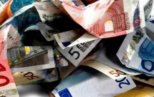 Γιατί μια 74χρονη στη Λάρισα πέταγε τα 1.500 ευρώ της στον… αέρα