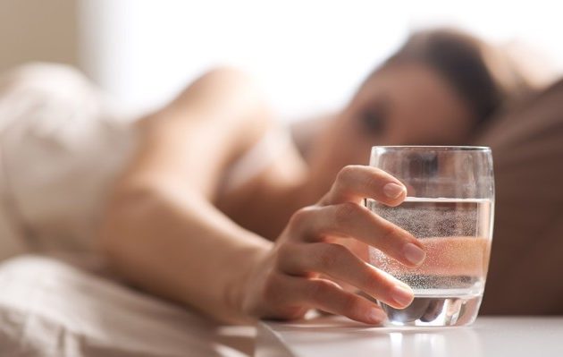Γιατί δεν κάνει να πίνουμε νερό από το ποτήρι που έχουμε δίπλα μας το βράδυ (βίντεο)