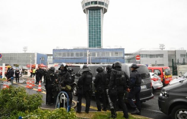 Ο τζιχαντιστής που σκοτώθηκε στο αεροδρόμιο Ορλί νωρίτερα είχε πυροβολήσει αστυνομικό στο Παρίσι