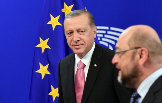 Άστραψε και βρόντηξε ο Σουλτς κατά Ερντογάν: Είναι αναιδής και θρασύς